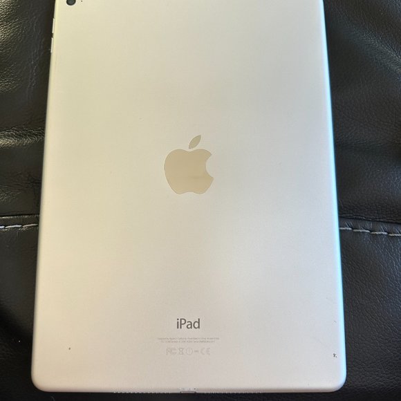 iPad Air silver barely used and in excellent condition. A few minor scuffs.